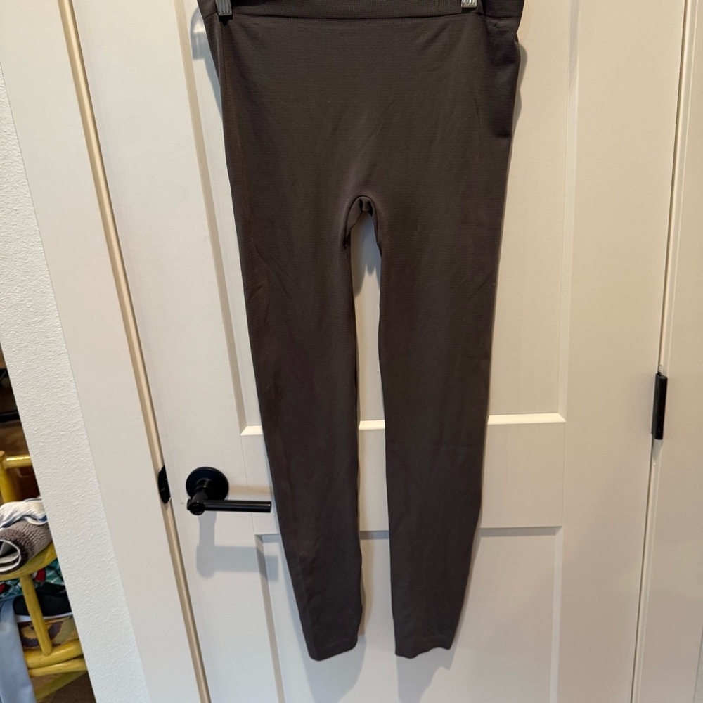 Unbranded Ladies leggings. OS, gray, light Weight Stretchy, Waist 14”, Length 36